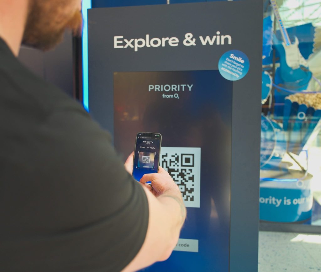 scan qr code on vending machine